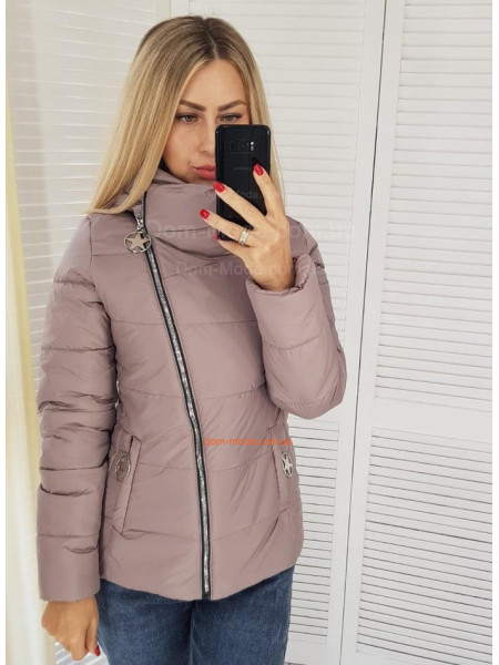 Коротка модна жіноча куртка з косим замком Коротка модна жіноча куртка з косим замком