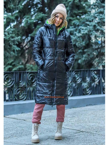 Довга жіноча куртка прямого крою